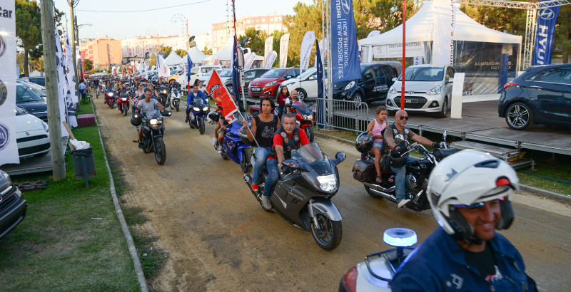 Maré de motociclos assinala a abertura das Festas